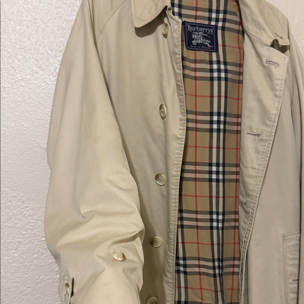 Burberry Classic Tan Trench Coat for Men - Picture 3 of 10